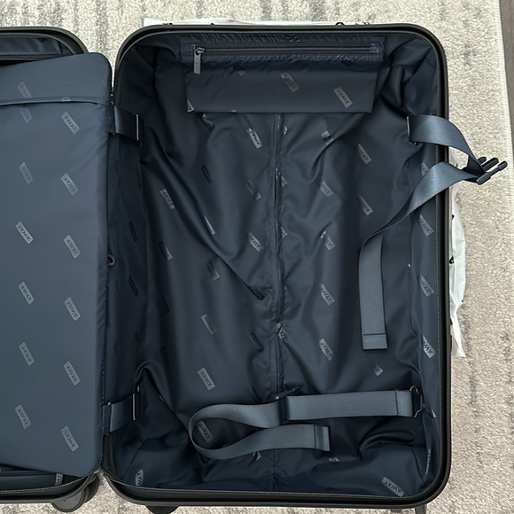 Away The Bigger Carry On in Cloud Gray brand new - Picture 11 of 15